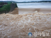 [포토] 밤새 내린 폭우로 범람하는 서산 잠홍저수지