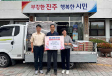 문국동 금포영농조합법인 대표, 진주 지수면에 계란 300판 기탁