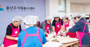 [포토] 박희영 용산구청장, 자원봉사자들과 ‘강정나눔’…어르신께 전한 한가위 온정