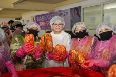 이순희 강북구청장, 장애인단체총연합회 ‘김장나눔 봉사’ 참여