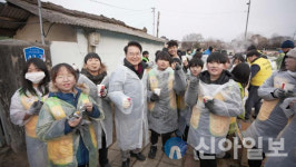 육동한 춘천시장, 로타리클럽 합동 연탄배달