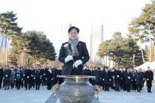 [포토] 김병수 김포시장, 2026년 새해 맞아 마산동 현충탑 참배