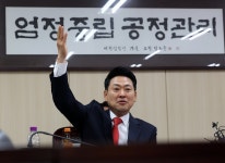 '투표용지 사태' 선관위 앞 시민 밤샘 시위…국힘은 선거무효소송 예고