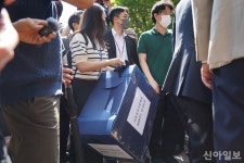[포토] 김지연 부장판사팀, 잠실7동 2투표소 우성아파트 노인정 입장