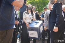 [포토] 김지연 부장판사팀, 잠실7동 2투표소 우성아파트 노인정 입장