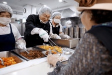 성동구, 노인복지관 현장 점검…경로식당 배식 봉사