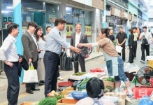 철원군, 추석 앞두고 와수전통시장 장보기…상인 격려
