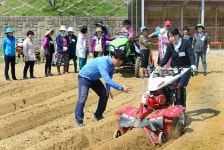 농기계와 친해지는 농촌여성들
