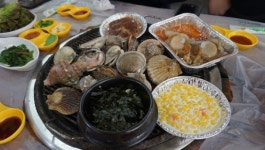 회와 조개구이 푸짐하게 맛볼 수 있는 청해조개구이횟집