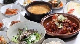 신라도자기축제 앞둔 경주...한정식 맛집 토함혜서 청국장, 버드파크 체험 즐기기