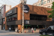 복고풍 도산분식, 치맥의 명소 로켓크리스피치킨...압구정이 뜬다