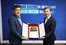 한돈협회, 홍문표·신정훈 의원에 감사패 전달