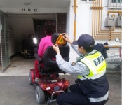 김제서 월촌지구대 전동휠체어 야광반사스티거 부착 큰 호응 얻어