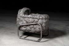 소소한 일상의 특별한 전달하는 투박한 쇳조각 작품