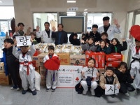 김제 검산동 화랑석사태권도장, 이웃돕기 물품 기부