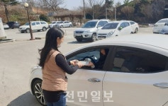 부안군립도서관 내 차에서 책 받기 실시