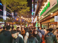 거리두기 완화 첫 주말.. 유흥가로 몰리는 시민들