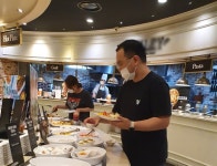 마스크, QR코드 코로나19로 달라진 뷔페식당 풍경