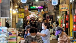 그래도 명절 전통시장 활기...폐업고민 상인들 웃음꽃