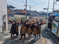 금암2동 시멘트 담벼락, 화사한 캔버스로 변신