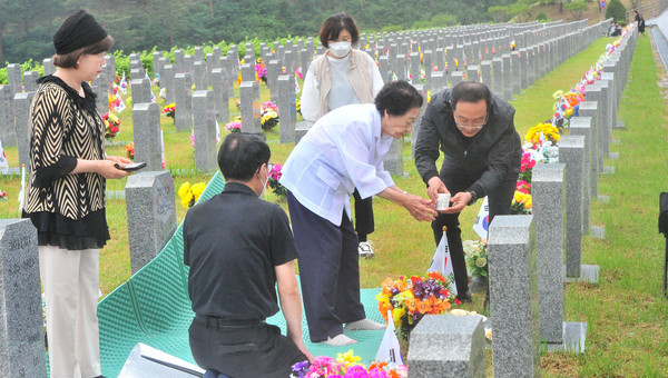 추석을 맞아 호국원에 성묘객들이 즐비하다