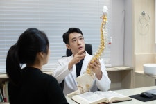 [칼럼] 디스크 및 협착증, 정골추나요법으로 틀어진 골격 바로 잡을 수 있어