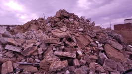 찢어지고 구멍나고 천으로 된 가림막만 치고 철거...감나무골 철거현장 