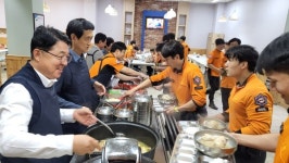 전주119시민안전위원회, 전주완산소방서 소방대원들 위해 삼계탕 나눔 훈훈