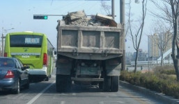 교통사고 주범 적재불량 화물차량 아찔