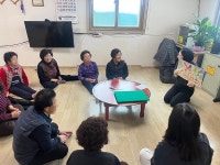 김제시립도서관, 어르신들과 함께하는 실버 책놀이 인기