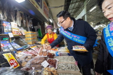 익산시, 설맞이 장보기로 전통시장에 활기 더한다