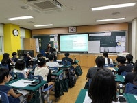 붓 끝에서 다시 만나는 한글…전북 초등학교로 찾아간 서예수업