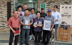 군산시자봉센터, 어르신 청춘사진관 추억담은 액자·키링 전달