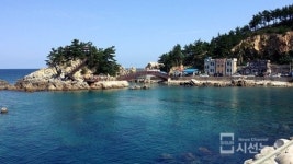 [SN포토] 빨간 등대 하얀 등대가 마주 보고 있는 장호항 [삼척 장호항]