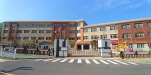초등학교 부근 흉기 들고 나체 배회 남성...현행범 체포
