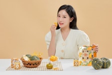 박소연스킨케어백옥생화장품 | [뷰티이슈] 인투스킨, 티아라 소연과 겨울철 피부관리 위한 친환경 호박 스킨케어 제품 2종 출시