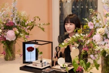 마인뷰티 전속모델 배우 박규영, 더현대 서울 마인 매장 방문