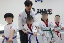 [이코노믹s] 지효태권도 남궁준 관장 아이들이 건강한 몸과 바른 마음을 함께 키워나갈 수 있도록