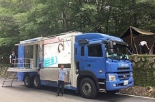 바다로 캠핑장으로…휴가지 찾아가는 은행 점포