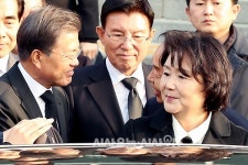 [포토오늘] YS 2주기 참석한 김덕룡 김영삼민주센터 이사장과 김현철 교수