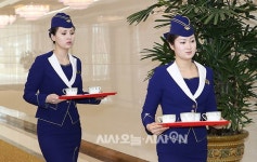 [포토오늘] 남측예술단 평양공연팀 환영하는 고려호텔 직원들