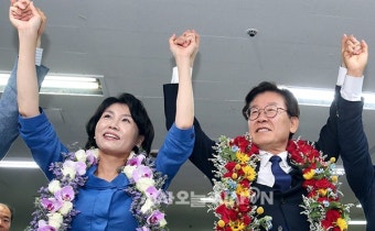 [포토오늘] 이재명, 경기도지사 당선 확실에 '환호'