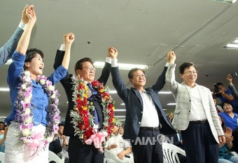[포토오늘] 이재명, 경기도지사 당선 확실에 '환호'