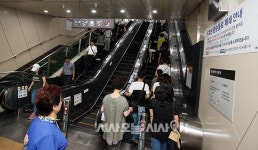 [포토오늘] 5호선 동대문역사문화공원역 환승통로, 10월말까지 폐쇄