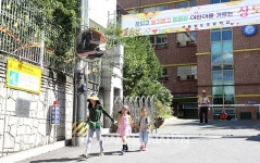 [포토오늘] 엄마 손잡고 하원하는 서울상도유치원 어린이