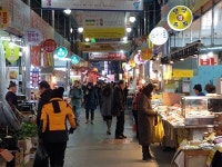 미세먼지 포비아…웃는 쇼핑몰 VS 우는 전통시장
