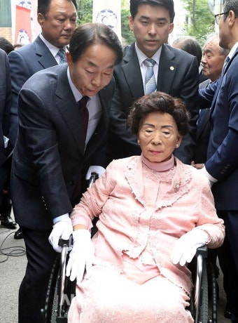 [포토오늘] '초산테러' 현장 찾은 손명순 여사