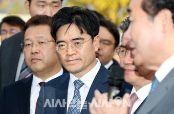[포토오늘] 이낙연 총리 발언 경청하는 공영운 현대차 사장
