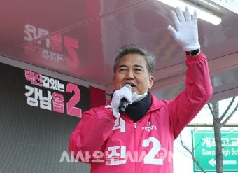 [포토오늘] 출근인사하는 강남구을 박진 후보