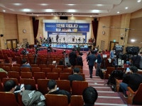 [총선 출구조사③] 담담한 분위기 더불어민주당, 숨길 수 없는 미소